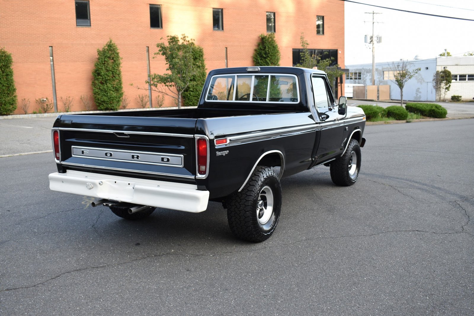 1975 Ford F100 4x4 For Sale 4.JPG