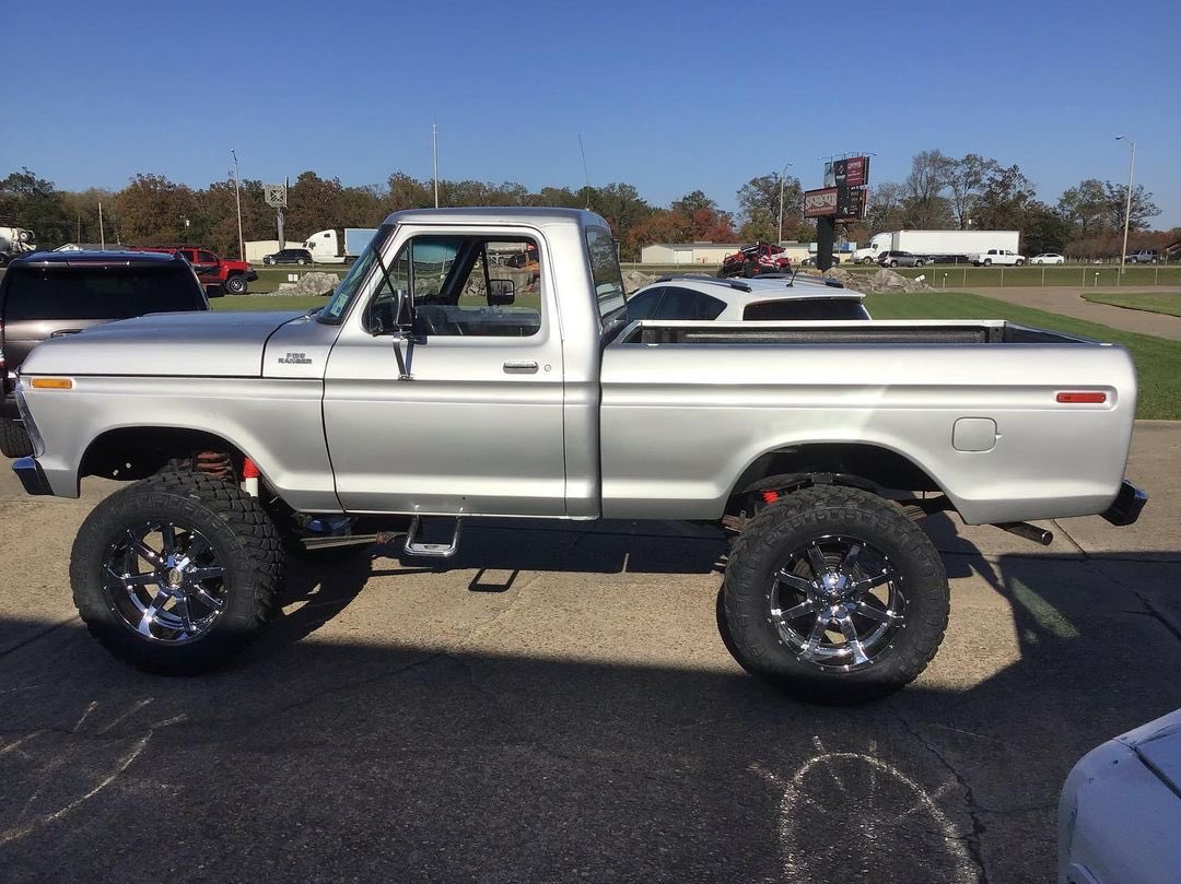 1977 F150 With 8-inch Lift 460 Under The Hood 6.png