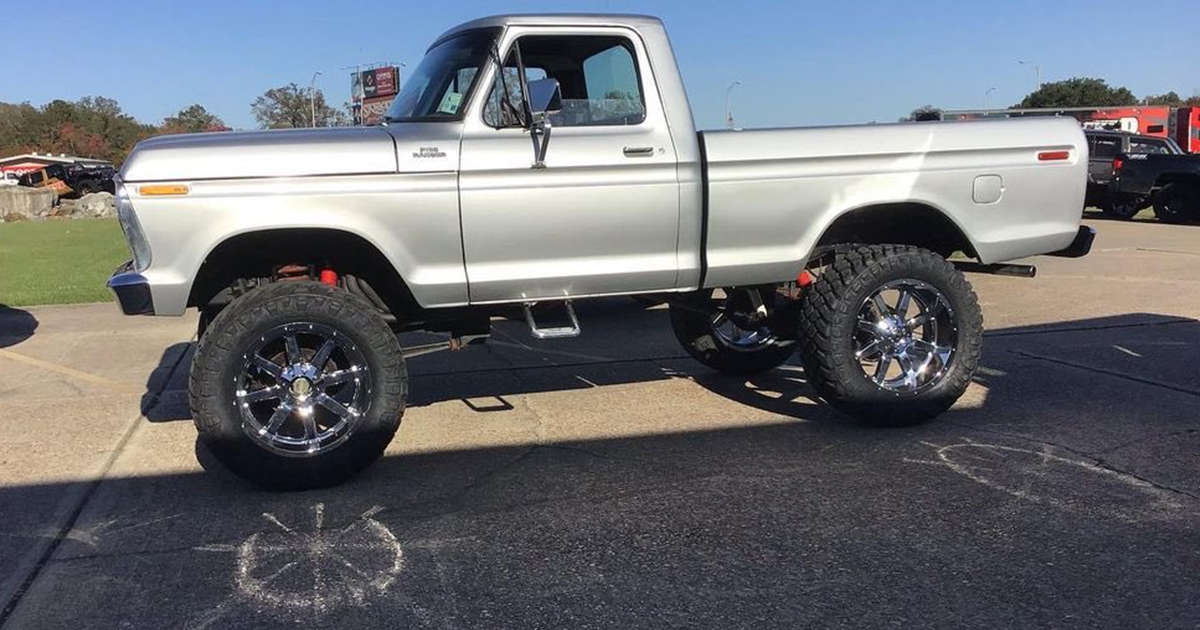 1977 F150 With 8-inch Lift 460 Under The Hood.jpg