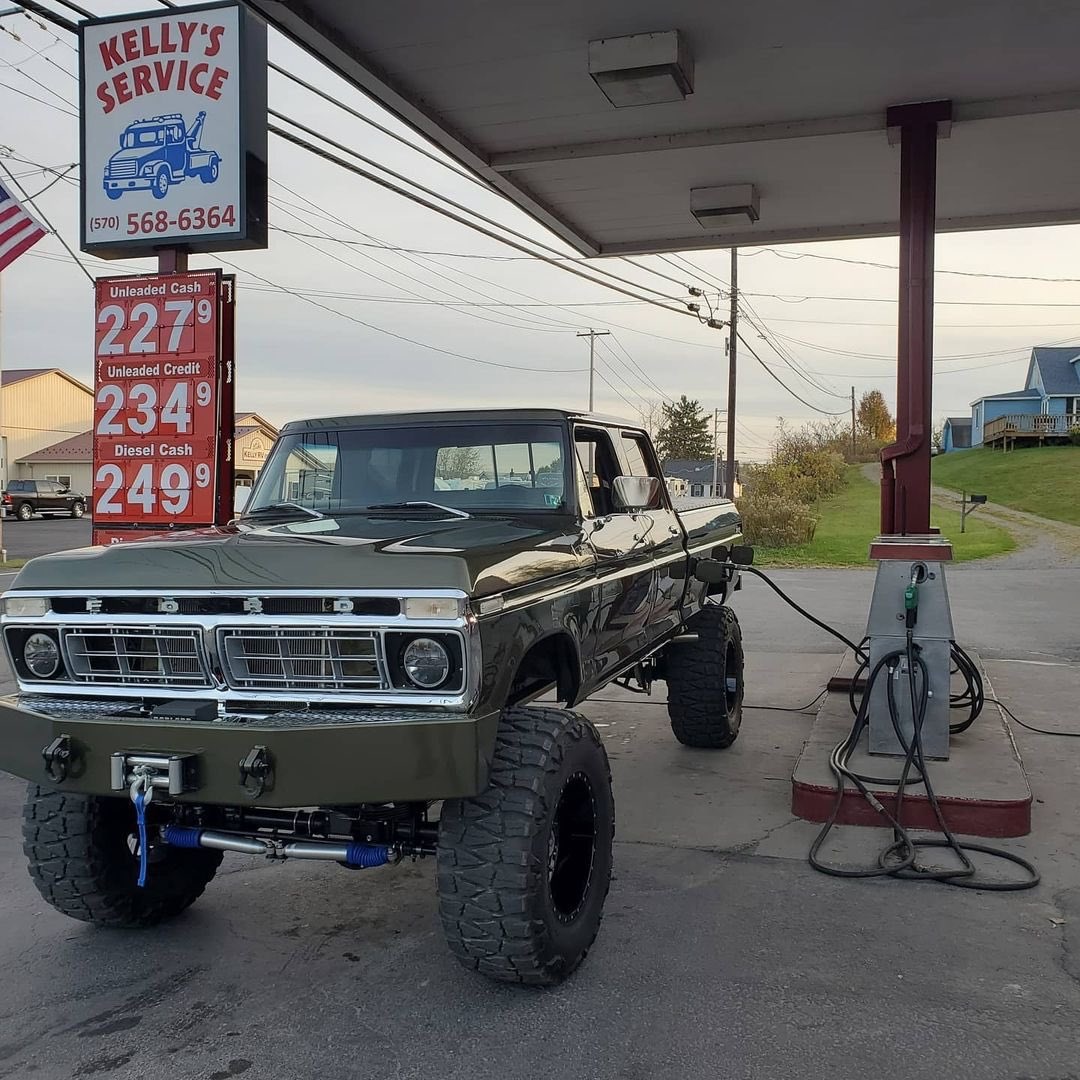 1977F350 Crew Cab With a 514 cu 4x4 10.jpg