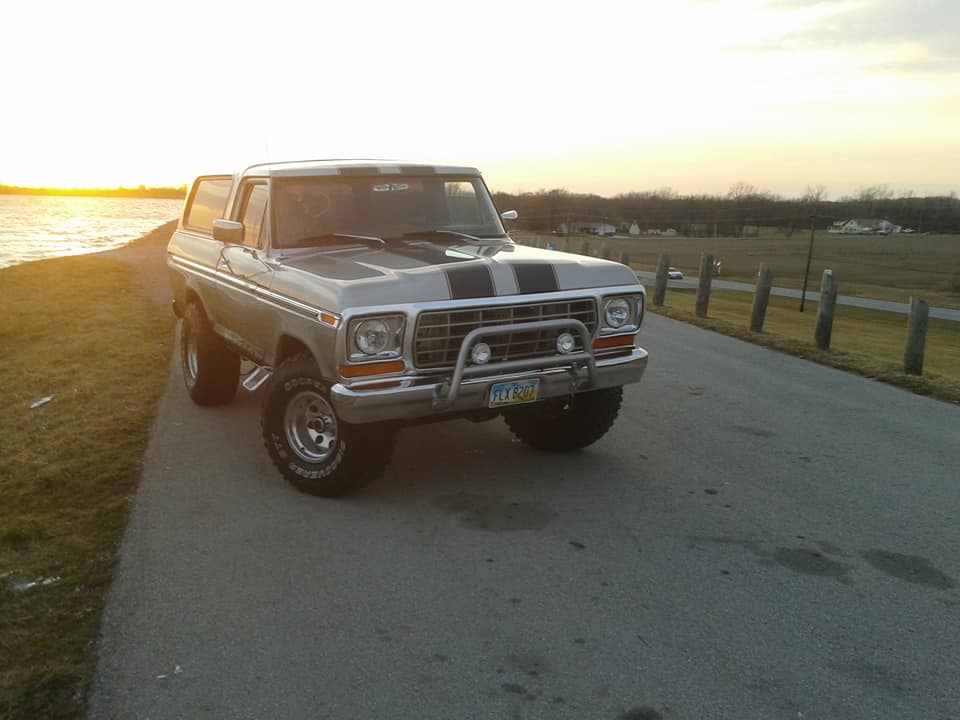 1978 FORD BRONCO SILVER WITH BLUE STRIPES 2.jpg