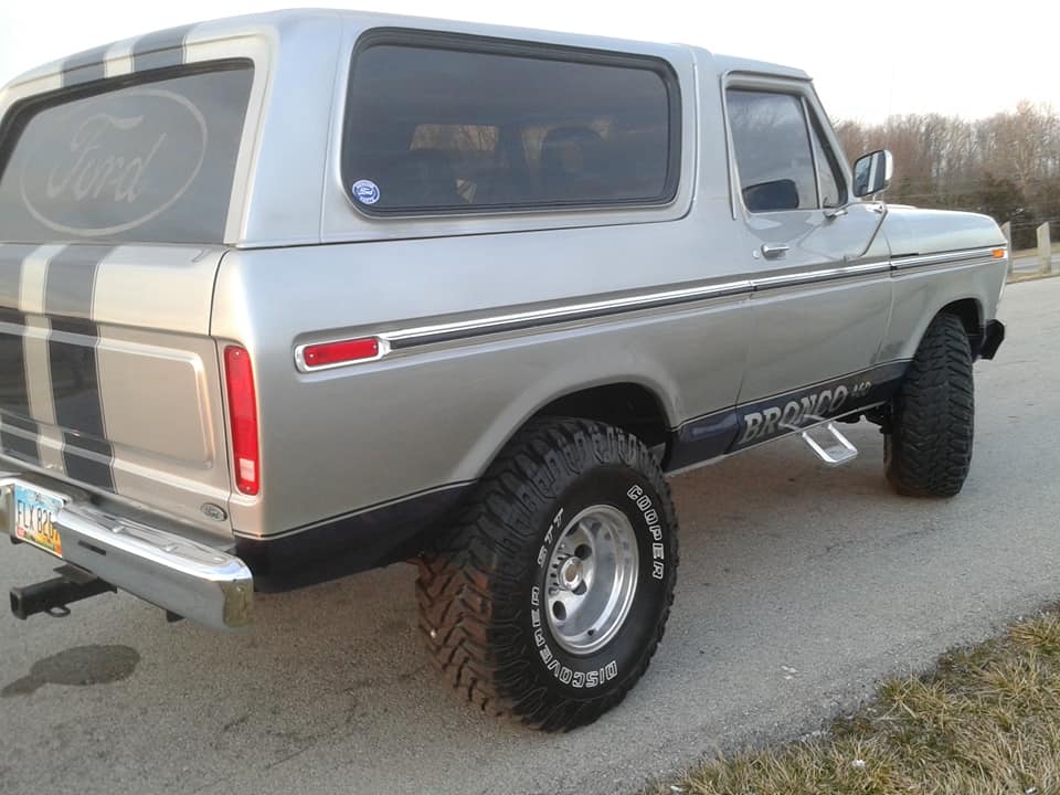 1978 FORD BRONCO SILVER WITH BLUE STRIPES 3.jpg
