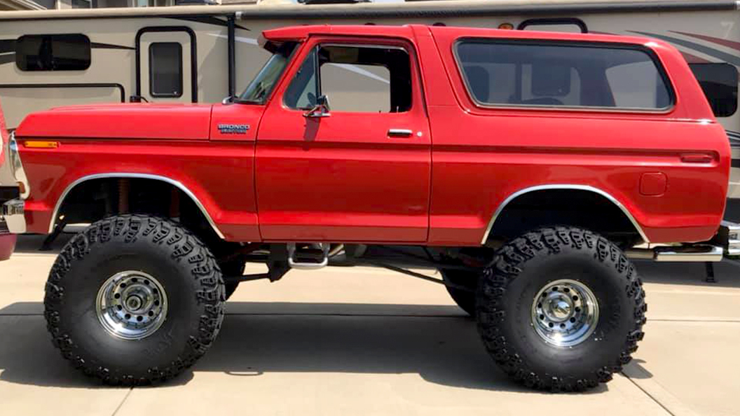 1979 Ford Bronco 9” lift with 42” Super Swamper Iroks 1.jpg