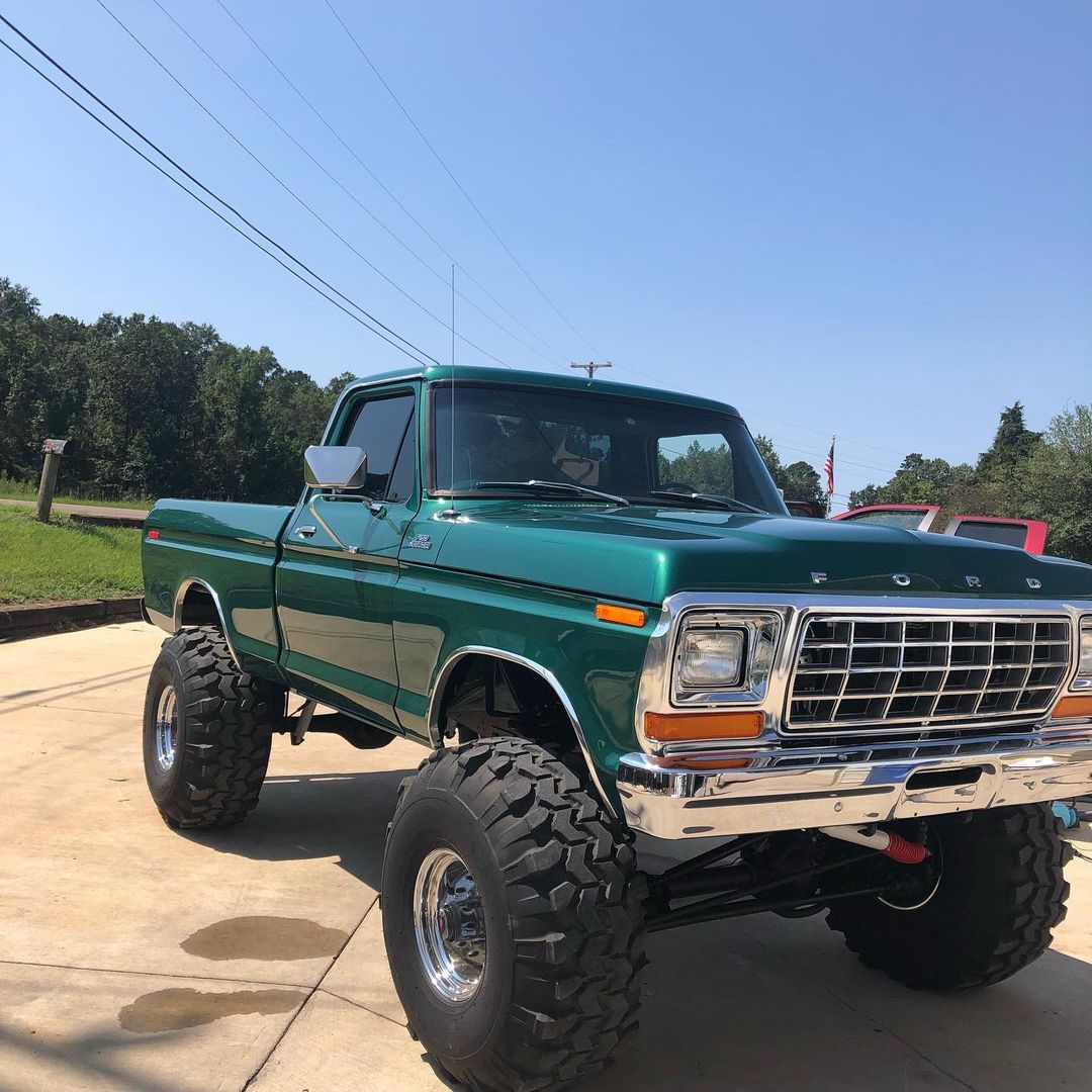 1979 Ford F150 4x4 On Super Swampers 2.jpg