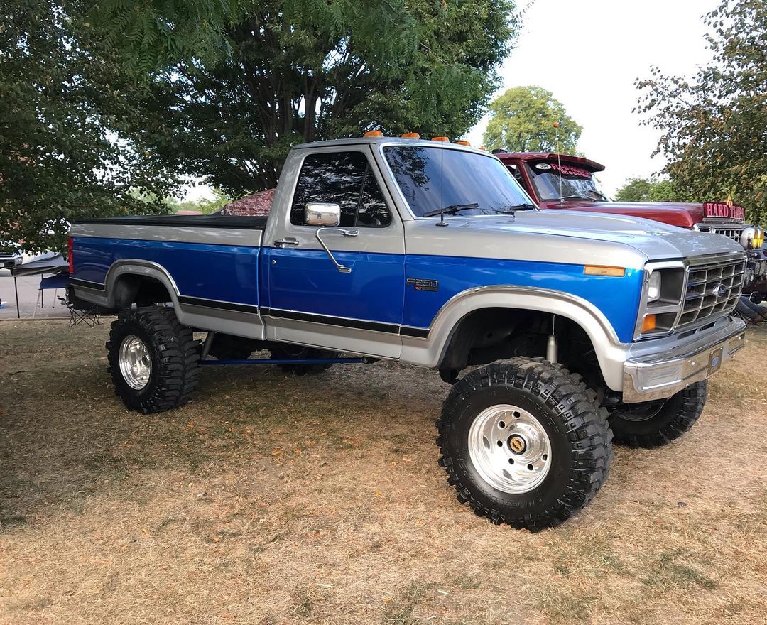 1986 Ford F250 4.9L On Boggers - ( Video Sound On ) 3.jpg