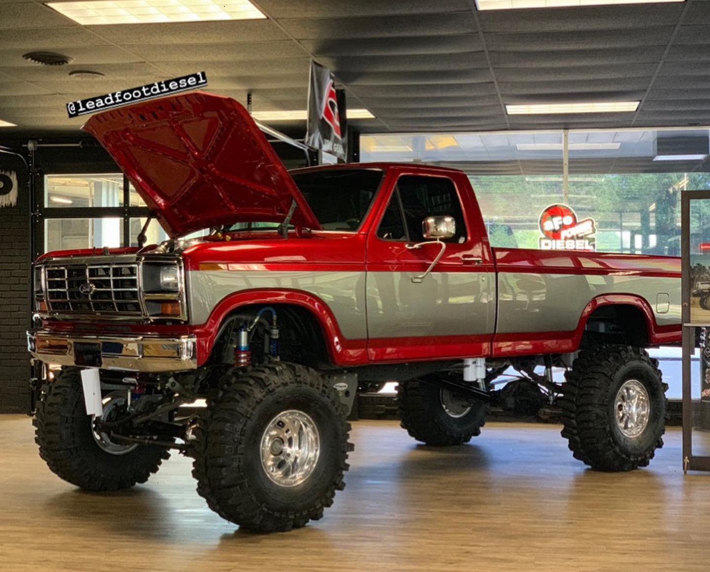 FORD 6.7L POWERSTROKE SLAMMED INTO AN 80S 2.jpg