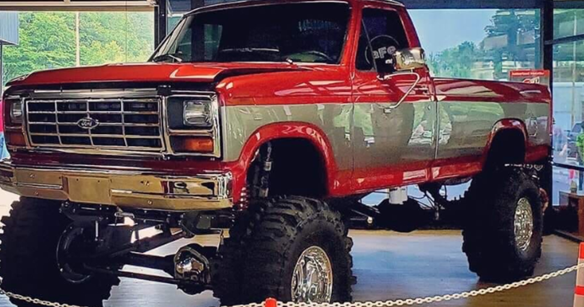 FORD 6.7L POWERSTROKE SLAMMED INTO AN 80S.jpg