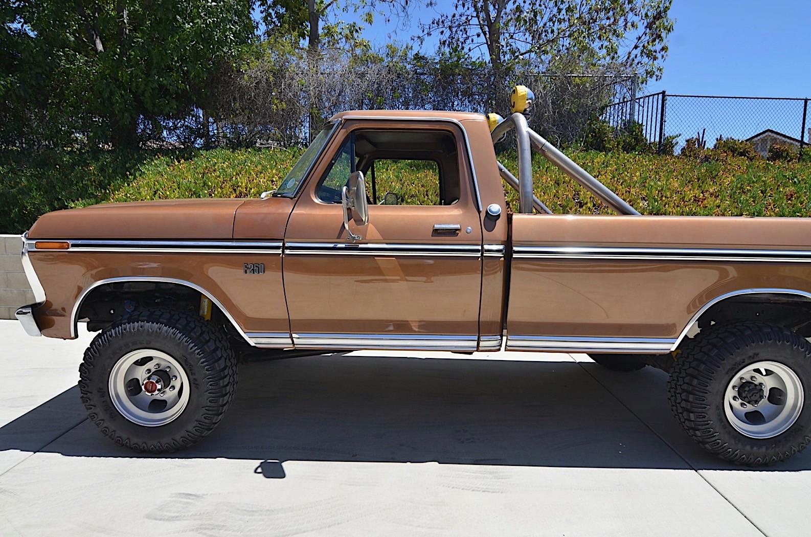 ford-f-250-ranger-looks-straight-out-of-a-1970s-action-flick-stored-for-decades_1.jpg