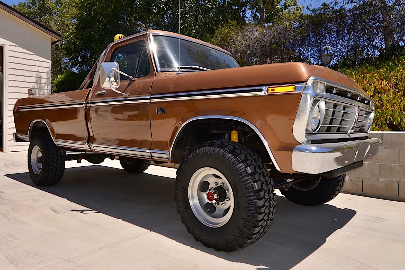 ford-f-250-ranger-looks-straight-out-of-a-1970s-action-flick-stored-for-decades_5.jpg
