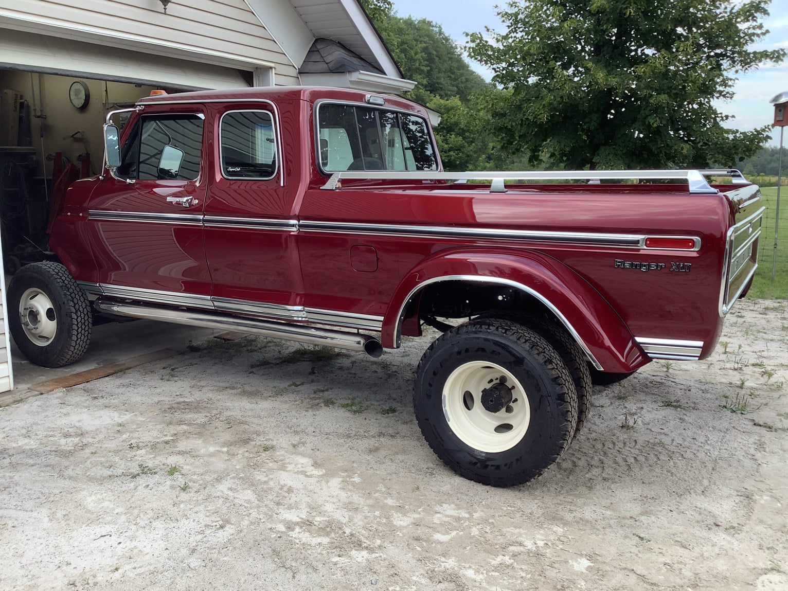 Ford L-350 Based on the LS series Louisville 6.jpg