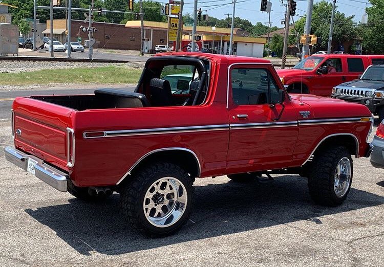 RED 1979 FORD BRONCO WITH A 351W 10.jpg