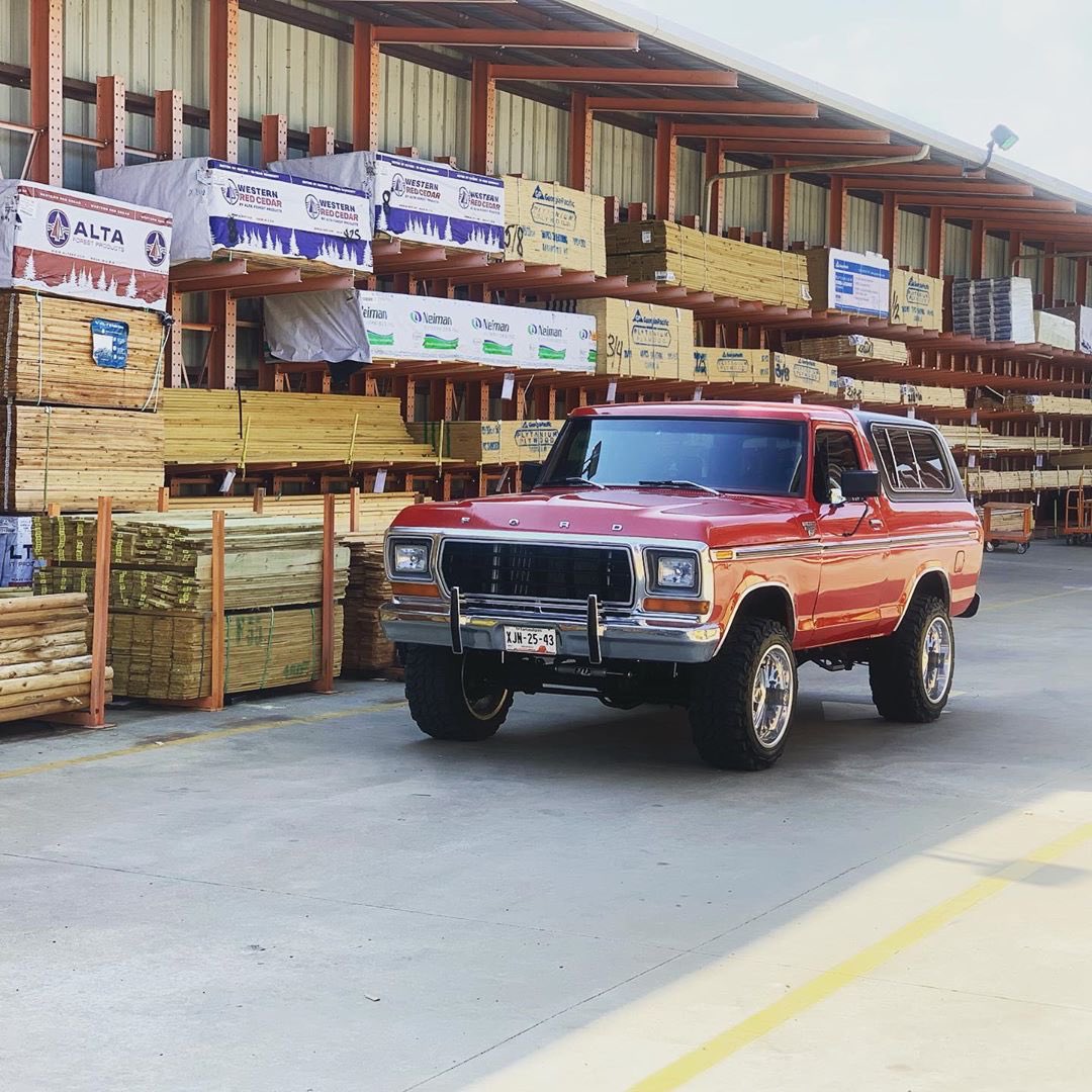 RED 1979 FORD BRONCO WITH A 351W 6.jpg