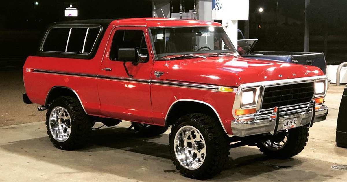 RED 1979 FORD BRONCO WITH A 351W.jpg