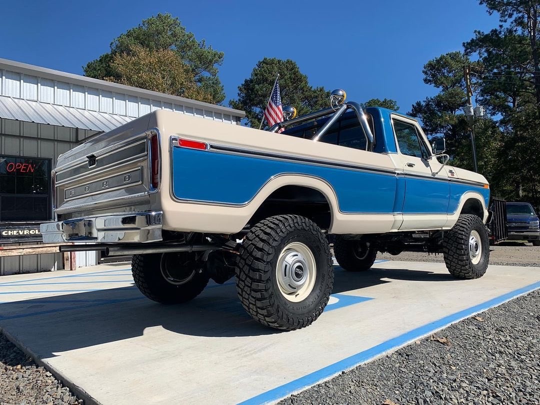 Two Tone 1977 Ford F250 With a 460 4x4 3.jpg