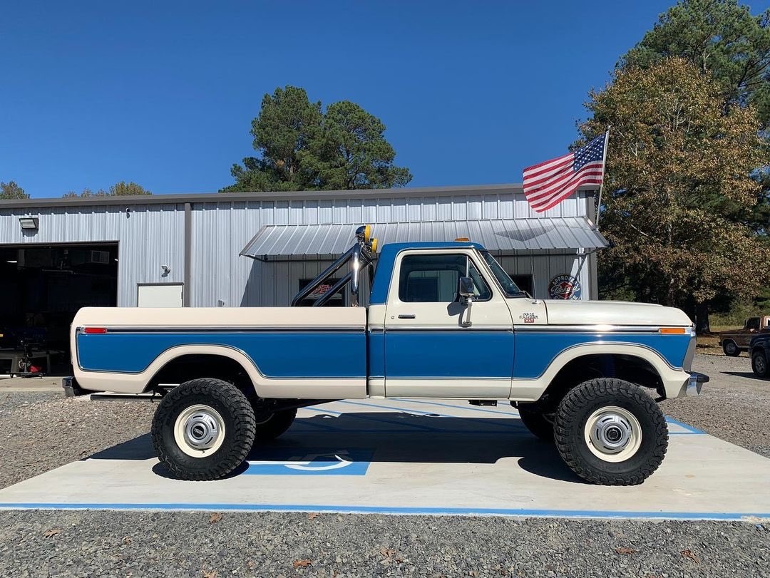 Two Tone 1977 Ford F250 With a 460 4x4 8.jpg