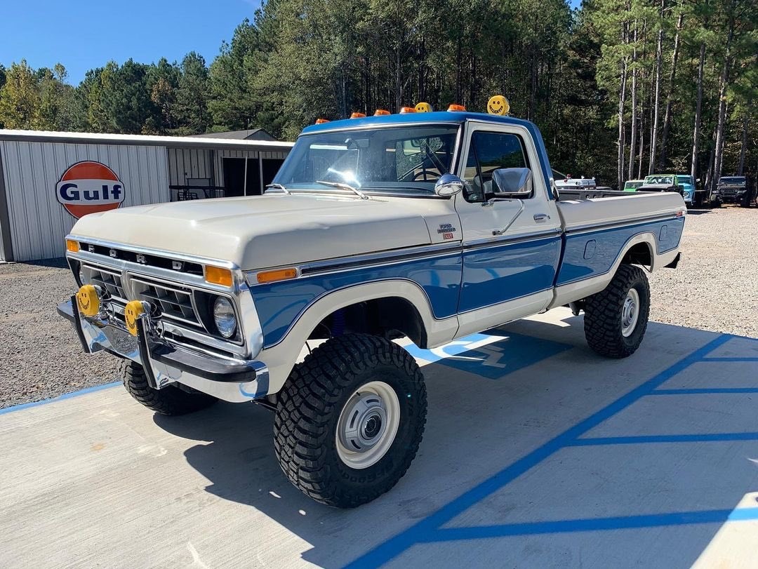 Two Tone 1977 Ford F250 With a 460 4x4 9.jpg